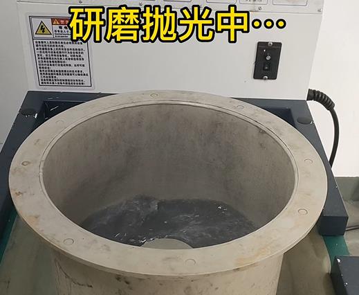 正在CNC機加工鋁件去刀紋去毛刺